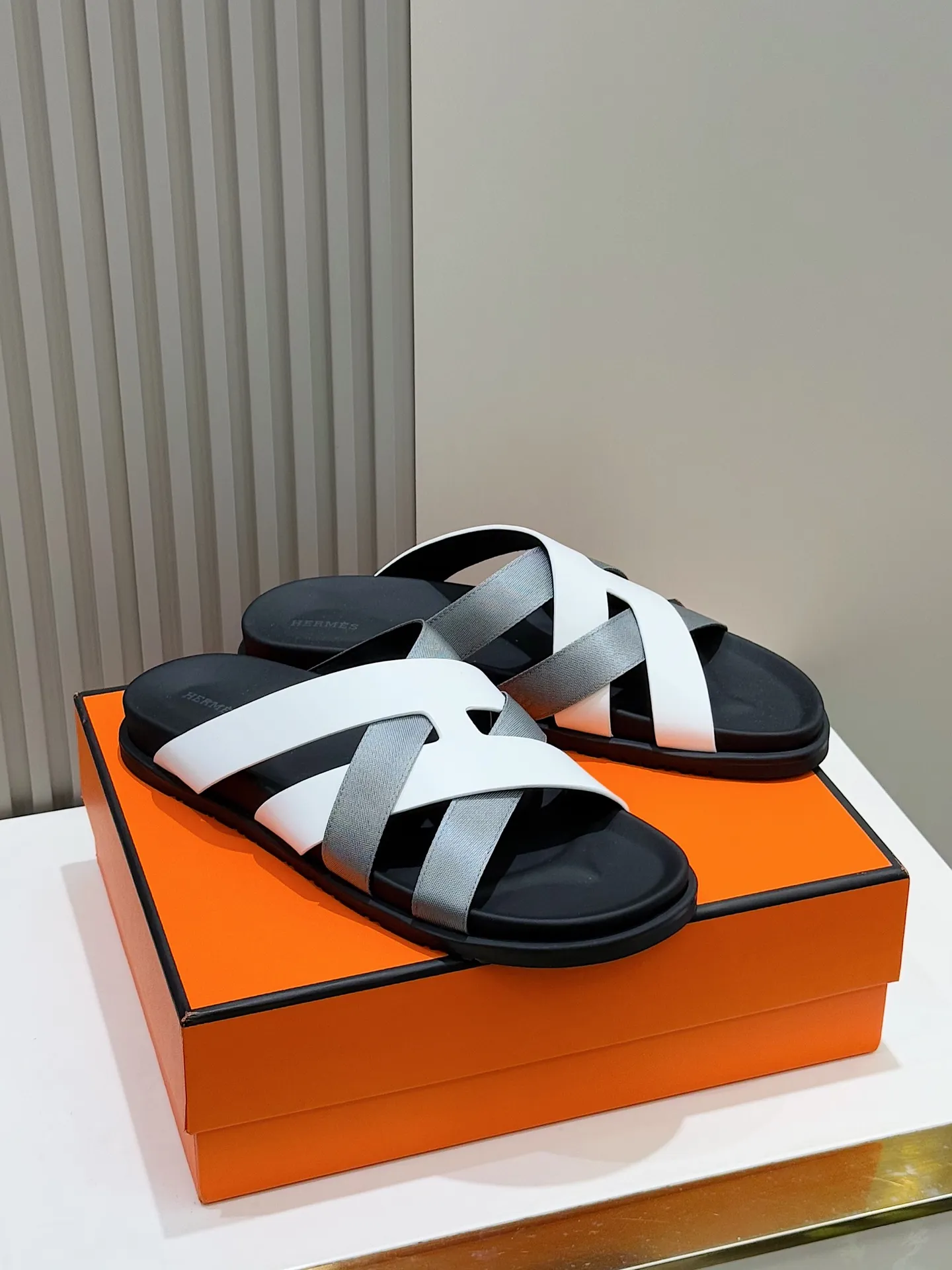 Batch 280 Hermes men's Kazimir slippers - top quality woven calfskin functional sandals, with interwoven uppers inspired by the "H" iconic pattern to create a casual look, perfect for summer. Imported cowhide + cowhide lining + rubber outsole Size: 38-44 (.45.46 customized)